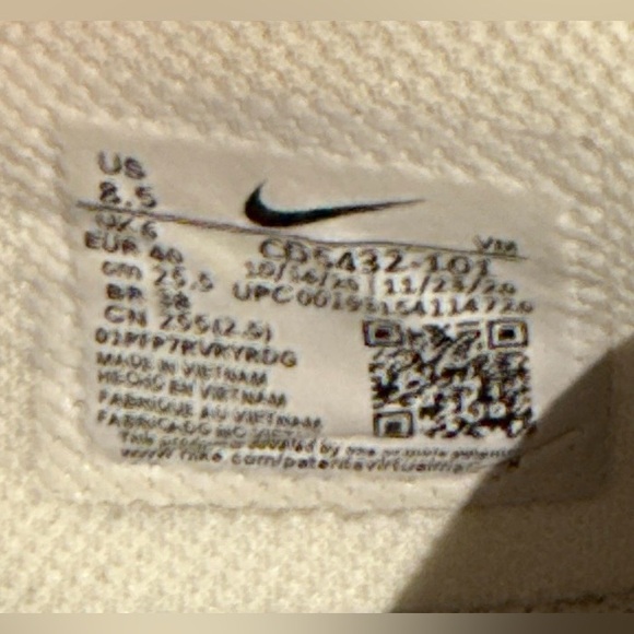 women's Nike Air Max Excee sneakers in a white and black colorway 8.5 - Picture 5 of 6